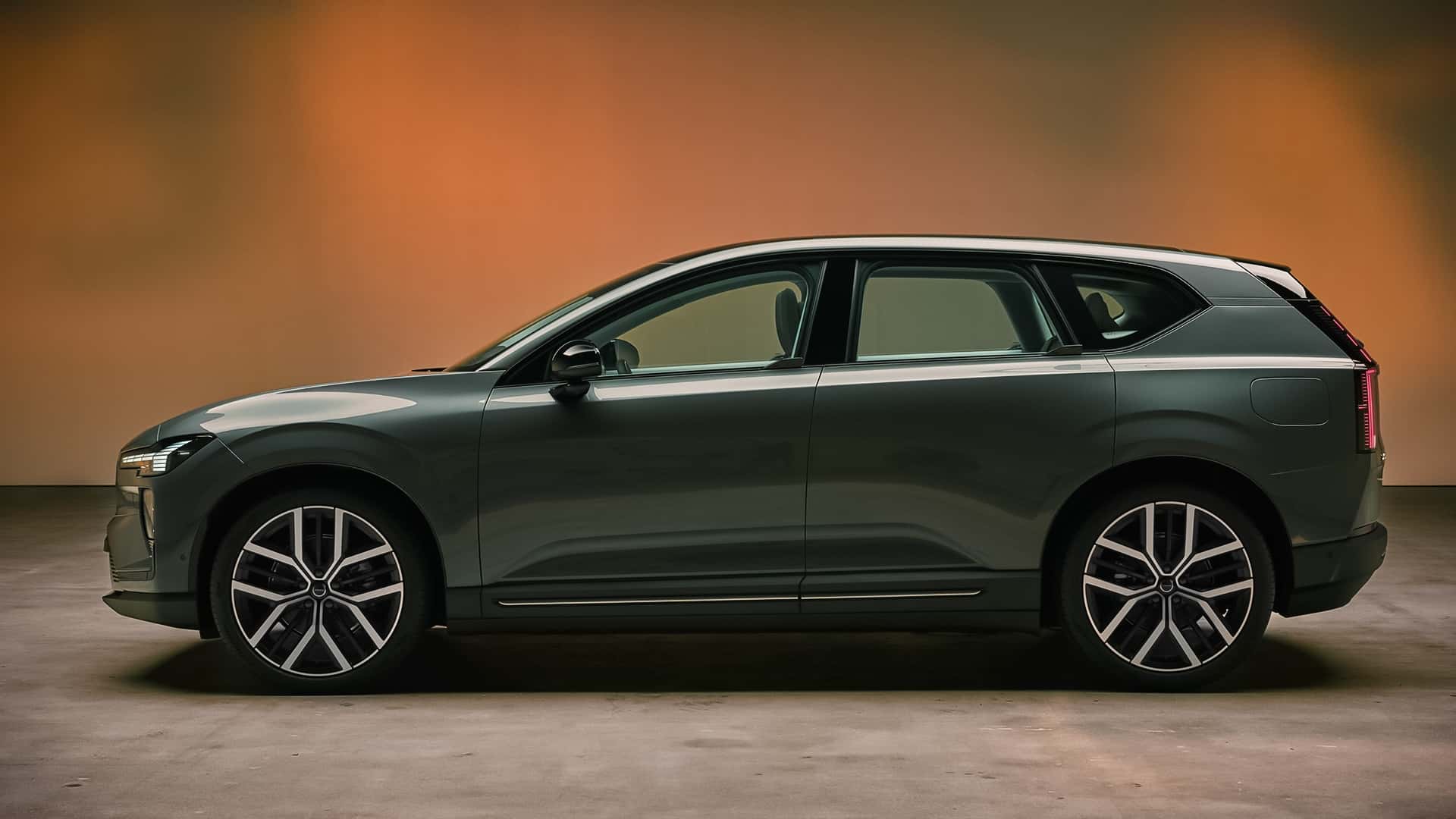 Volvo EX60 оказался немного дешевле BMW iX3